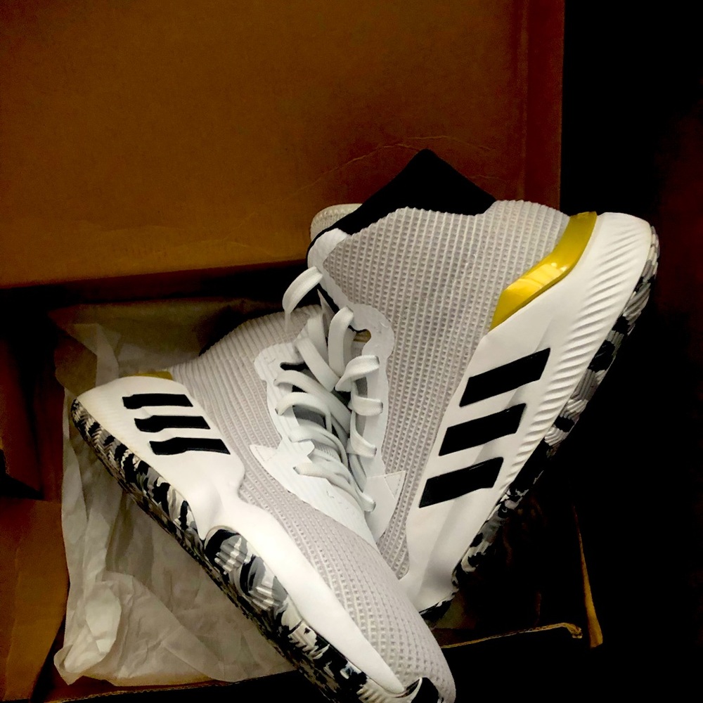 Men’s Adidas bounce pro basketball shoes size 10
